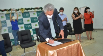 Caiado anuncia pagamento de piso salarial e reajuste aos professores estaduais